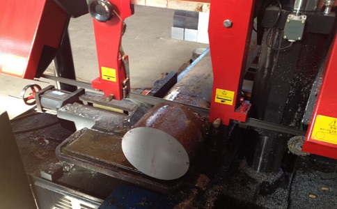 畜禽良种场卧式带锯床加工时出现明显振荡如何排查？