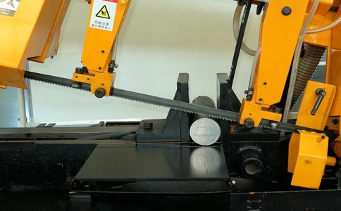 畜禽良种场数控带锯床自动送料精度会出现偏差吗？